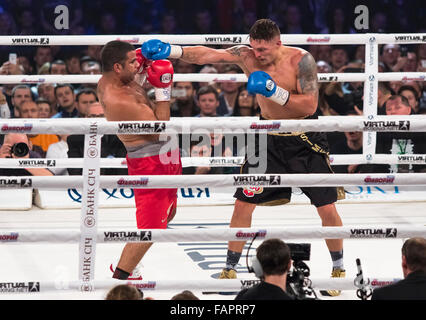 Kiew, UKRAINE - 12. Dezember 2015: Oleksandr Usyk der Ukraine (schwarze Hose) und Pedro Rodriguez von Kuba in den Ring während der Kampf um die WBO-Intercontinental Titel im Cruisergewicht in der Palace of Sports Stockfoto