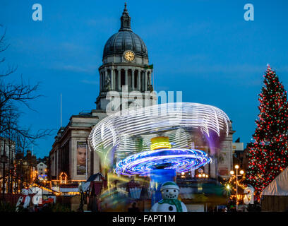 Hell erleuchtet Kirmes Fahrgeschäfte, Weihnachtsmarkt und Baum auf dem Marktplatz in Nottingham im Dezember 2015. Stockfoto