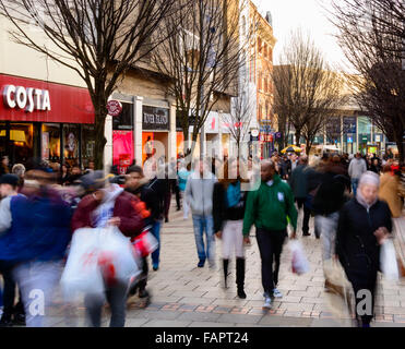 Viele Bewegung verwischt Menschen Weihnachtseinkäufe am Lister Tor in der Nähe von Nottingham Broadmarsh Einkaufszentrum. Stockfoto