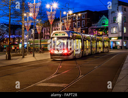 Ein Nottingham Straßenbahn Heads-up Market Street auf dem Marktplatz an Weihnachten In Nottingham. Stockfoto