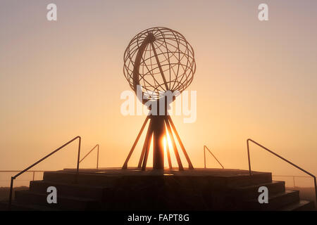 Globe auf der Nordkap-Plattform Nordkapplatået, Mitternachtssonne, Nordkap, Insel Magerøya, Grafschaft von Finnmark, Norwegen Stockfoto