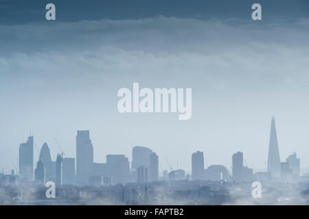 Der Londoner Skyline mit Nebel in den frühen Morgenstunden