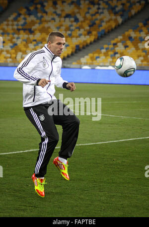 Kiew, UKRAINE - 10. November 2011: Lukas Podolski Deutschland steuert eine Kugel während der Trainingseinheit vor dem Freundschaftsspiel gegen die Ukraine am NSK Olympiastadion am 10. November 2011 in Kiew, Ukraine Stockfoto