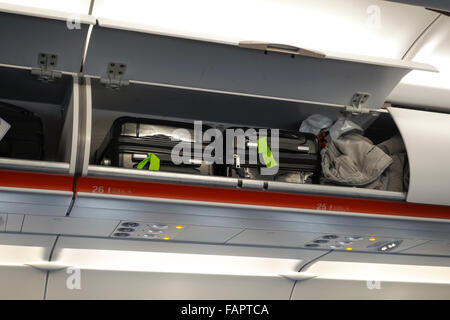 Zwei schwarze weiter Koffer im Gepäckfach Fach über in Ryanair-Flugzeugen. Stockfoto