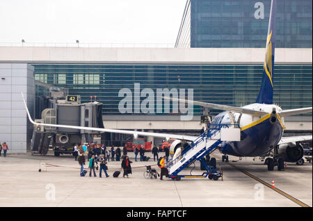 Reisende, Passagiere, Ryanair-Flugzeug am Flughafen von Malaga, Flugzeug, Spanien. Stockfoto