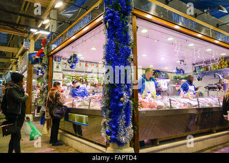 Stall mit Meeresfrüchten in der Markthalle Marché Beauveau am Platz Aligre. Paris, Frankreich. Stockfoto