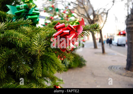 Weihnachten Blume wie Dekorationen auf Tanne in den Straßen von Paris. Stockfoto