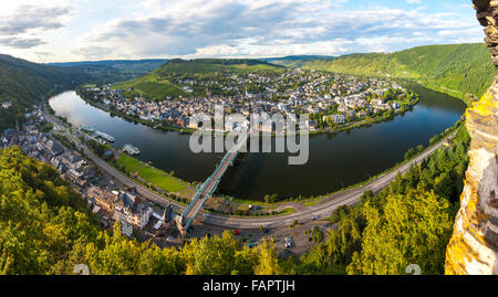 Panoramabild Traben Trarbach oder Traben-Trarbach Stadt an der mittleren Mosel im Landkreis Bernkastel-Wittlich Stockfoto