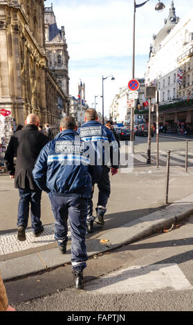 Security-Männer des Rathauses Kontrolltätigkeiten Straße, nach Anschlägen von Paris am November 2015, Paris Frankreich. Stockfoto