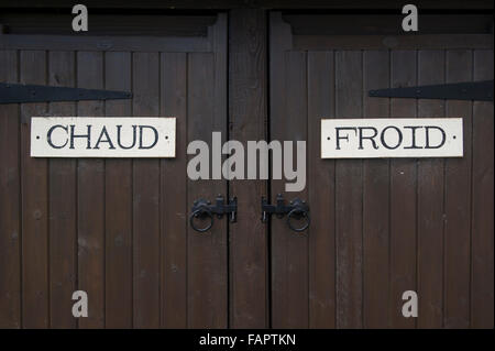 warme und kalte Froid et Chaud Zeichen auf einer Tür Stockfoto