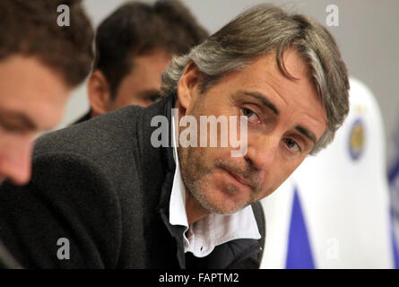 Kiew, UKRAINE - März 9: FC Manchester City-Trainer Roberto Mancini besucht eine Pressekonferenz vor der UEFA Europa League Spiel ag Stockfoto