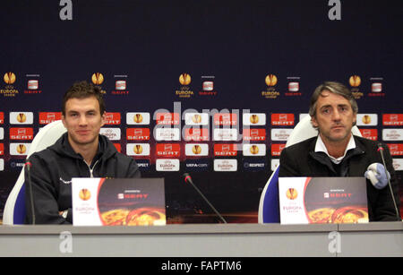 Kiew, UKRAINE - März 9: FC Manchester City-Stürmer Edin Dzeko (L) und Manager Roberto Mancini besuchen eine Pressekonferenz vor Stockfoto