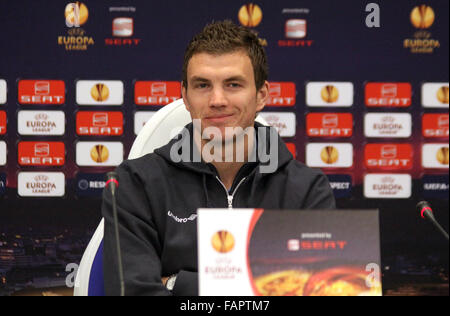 Kiew, UKRAINE - März 9: FC Manchester City-Stürmer Edin Dzeko besucht eine Pressekonferenz vor UEFA Europa League Spiel gegen den FC Dynamo Kyiv am 9. März 2011 in Kiew, Ukraine Stockfoto