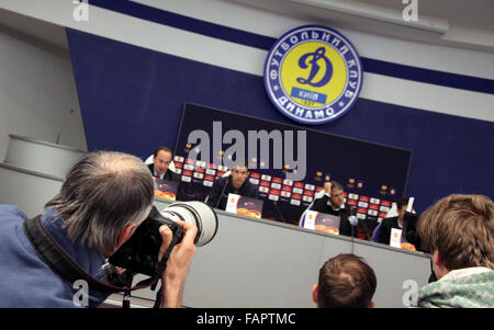 Kiew, UKRAINE - März 9: Fotografen fotografieren eine Pressekonferenz vor der UEFA Europa League Spiel zwischen Manchester City und Dynamo Kiew am 9. März 2011 in Kiew, Ukraine Stockfoto