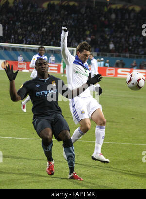 Kiew, UKRAINE - März 10: Goran Popov von Dynamo Kyiv (R) kämpft für einen Ball mit Micah Richards von Manchester City während ihrer U Stockfoto