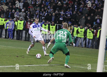 Kiew, UKRAINE - März 10: Oleg Gusev von Dynamo Kiew (L) kämpft für eine Kugel mit Torhüter Joe Hart von Manchester City in der UEFA Europa League-Spiel am 10. März 2011 in Kiew, Ukraine Stockfoto