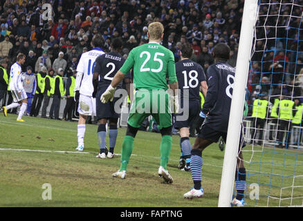 Kiew, UKRAINE - März 10: FC Dynamo Kyiv (in weiß) und Manchester City FC Spielern während der UEFA Europa League-Spiel am März Stockfoto