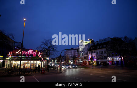 Hamburg, Deutschland. 3. Januar 2016. Die Reeperbahn-Straße in Hamburg, Deutschland, 3. Januar 2016. Im Bereich der Unterhaltung und Vergnügen sind Auseinandersetzungen zwischen verfeindeten Biker Banden nie weit entfernt. Foto: Axel Heimken/Dpa/Alamy Live News Stockfoto