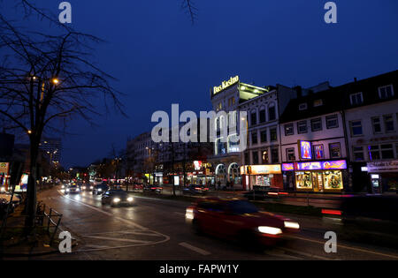 Hamburg, Deutschland. 3. Januar 2016. Die Reeperbahn-Straße in Hamburg, Deutschland, 3. Januar 2016. Im Bereich der Unterhaltung und Vergnügen sind Auseinandersetzungen zwischen verfeindeten Biker Banden nie weit entfernt. Foto: Axel Heimken/Dpa/Alamy Live News Stockfoto