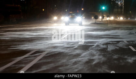 Hamburg, Deutschland. 3. Januar 2016. Verkehrsteilnehmer durch einen Schneesturm in der St. Pauli Bezirk Hamburg, Deutschland, 3. Januar 2016 kämpfen. Foto: Axel Heimken/Dpa/Alamy Live News Stockfoto