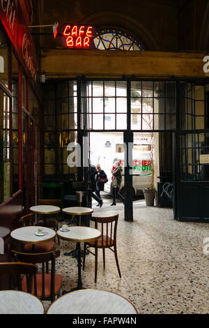 Typisch Paris Cafébar im Passage Choiseul, überdachte Passage, 2. Arrondissement, Paris, Frankreich. Stockfoto