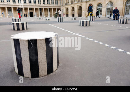 Les Deux Plateaux, Colonnes de Buren eine umstrittene Kunstinstallation von Daniel Buren im Palais Royal. Paris, Frankreich. Stockfoto