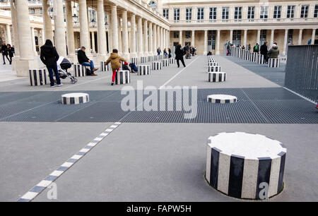 Les Deux Plateaux, Colonnes de Buren eine umstrittene Kunstinstallation von Daniel Buren im Palais Royal. Paris, Frankreich. Stockfoto