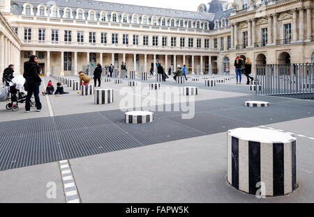 Les Deux Plateaux, Colonnes de Buren eine umstrittene Kunstinstallation von Daniel Buren im Palais Royal. Paris, Frankreich. Stockfoto