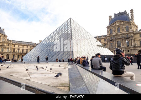 Louvre-Museum und Schloss mit Pyramide in Paris, Frankreich. Stockfoto