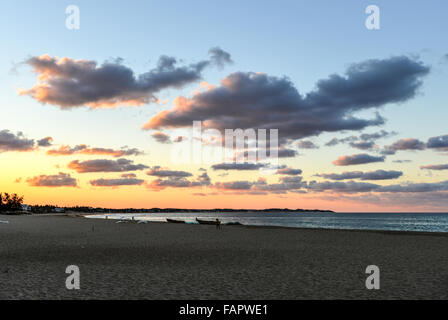 Tofo Beach bei Sonnenuntergang in Mosambik. Tofo Beach ist die Tauch-Hauptstadt von Mosambik. Stockfoto