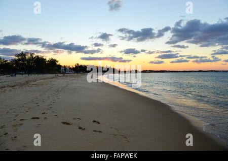 Tofo Beach bei Sonnenuntergang in Mosambik. Tofo Beach ist die Tauch-Hauptstadt von Mosambik. Stockfoto