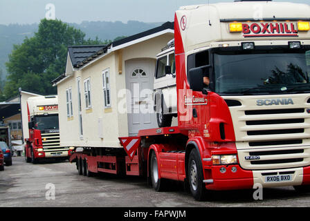 Wessex Wohnungen prefabricate Häuser, die in 2 Hälften auf Sattelschlepper auf permanente Standorte transportiert werden. Eine britische Gehäuse Lkw Stockfoto