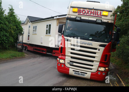 Wessex Wohnungen prefabricate Häuser, die in 2 Hälften auf Sattelschlepper auf permanente Standorte transportiert werden. Eine britische Gehäuse Lkw Stockfoto