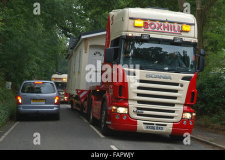 Wessex Wohnungen prefabricate Häuser, die in 2 Hälften auf Sattelschlepper auf permanente Standorte transportiert werden. Eine britische Gehäuse Lkw Stockfoto