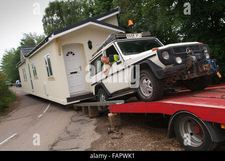 Wessex Wohnungen prefabricate Häuser, die in 2 Hälften auf Sattelschlepper auf permanente Standorte transportiert werden. Eine britische Gehäuse Lkw Stockfoto