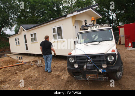 Wessex Wohnungen prefabricate Häuser, die in 2 Hälften auf Sattelschlepper auf permanente Standorte transportiert werden. Eine britische Gehäuse Lkw Stockfoto