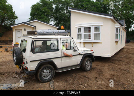 Wessex Wohnungen prefabricate Häuser, die in 2 Hälften auf Sattelschlepper auf permanente Standorte transportiert werden. Eine britische Gehäuse Lkw Stockfoto