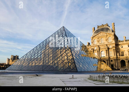 Louvre-Museum und Schloss mit Pyramide in Paris, Frankreich. Stockfoto