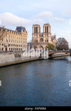 Die Kathedrale Notre-Dame im vierten Arrondissement, Ile De La Cite, Paris. Frankreich. Stockfoto