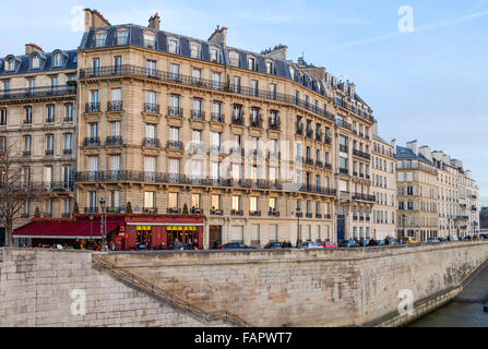 Altbau Parisisian Hausmannian Hausman, Dämmerung, Quai d'Orléans, Ile St Louis, Paris, Frankreich Stockfoto