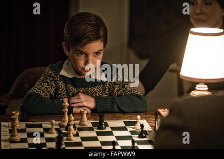 Bauernopfer ist ein 2014 amerikanischen biographischen Drama Film. Es basiert auf der wahren Geschichte über Bobby Fischer Herausforderung Boris Spassky auf 1972 Schach-Weltmeisterschaft in Island während des Kalten Krieges und seinen Abstieg in den Wahnsinn.   Dieses Foto ist nur zu redaktionellen Zwecken und unterliegen dem Copyright von der Filmgesellschaft und/oder der Fotograf von dem Film oder der Firma zugeordnet und kann nur durch Veröffentlichungen im Zusammenhang mit der Förderung der oben genannten Film reproduziert werden. Eine obligatorische Gutschrift auf die Filmgesellschaft ist erforderlich. Der Fotograf sollte auch angerechnet werden, wenn bekannt. Stockfoto