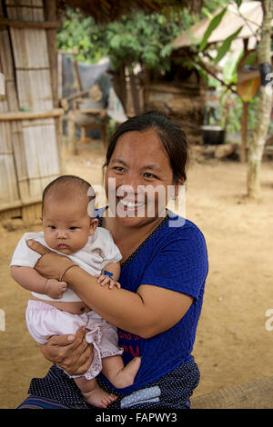 Mutter und Kind in Laos Stockfoto