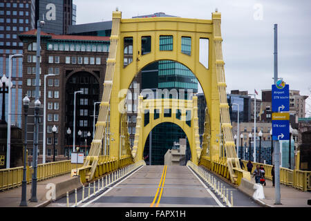 Pittsburgh-Gold-Brücke mit der Stadtlandschaft im Hintergrund Stockfoto