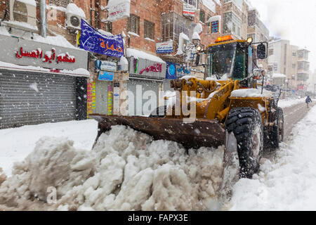 Ein Traktor Schneeräumung eh von der Straße in Palästina Stockfoto