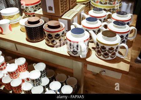 Anzeige von Orla Kiely Geschirr in Liberty Kaufhaus Londons. Stockfoto