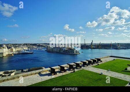 Valletta Malta Blick auf das Bootsleben marine Boot auf das Meer von den War-Rooms mit Kanonen Stockfoto