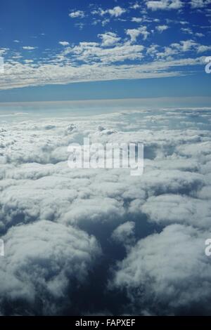 Blauer Himmel aus Flugzeug Fenster Wolken zu beruhigen Stockfoto