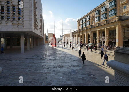 Malta, Valletta Capital High Street Menschen zu Fuß zum Busbahnhof Stockfoto