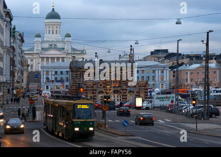 Gesamtansicht der Stadt Helsinki mit der Straßenbahn, Markt und die Senaatintori lutherische Kathedrale von der Eteläranta Straße. Stockfoto