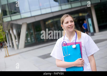 junger Arzt halten Ordner Stockfoto